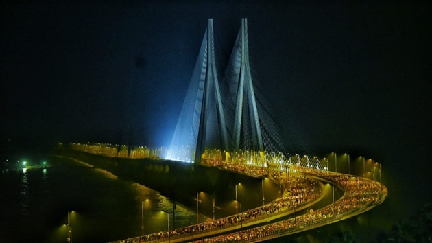 Runners participated in the Mumbai Marathon at Bandra-Worli sealink.(Photo: Satyabrata Tripathy/ Hindustan Times)