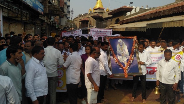Local residents of Shirdi staging a protest during a bandh in the pilgrim town. (Sourced) Local residents of Shirdi staging a protest during a bandh in the pilgrim town. (Sourced)