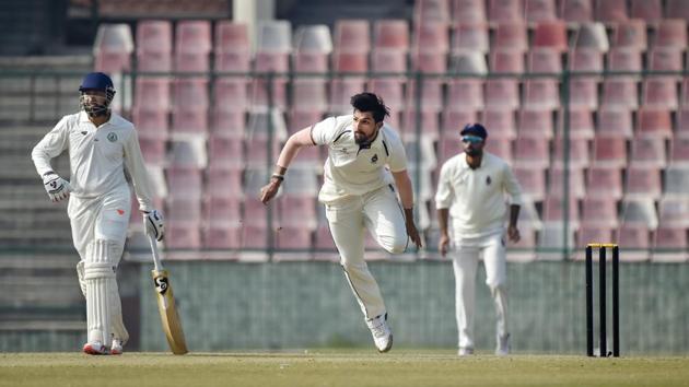 Delhi's bowler Ishant Sharma in action during the first day of their Ranji Trophy cricket match against Vidarbha.(PTI)