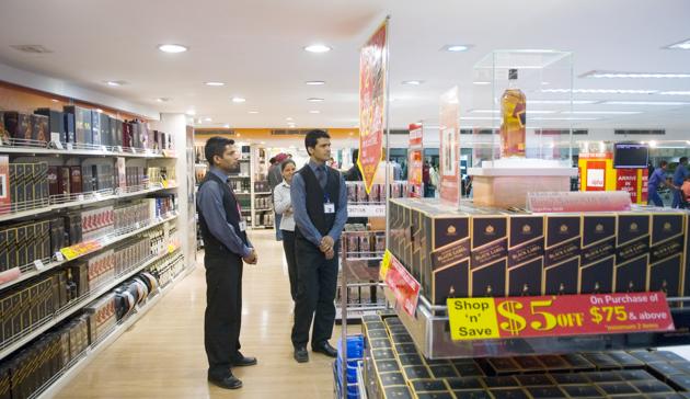 The commerce ministry has suggested, as part of its Budget recommendations to the finance ministry, that people be allowed to buy just one litre (or a bottle) of liquor at duty-free shops when they enter India, down from the current two litres.(HT Photo) The commerce ministry has suggested, as part of its Budget recommendations to the finance ministry, that people be allowed to buy just one litre (or a bottle) of liquor at duty-free shops when they enter India, down from the current two litres.(HT Photo)