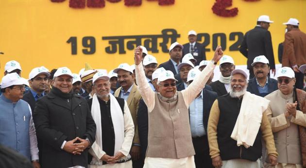 Patna, India-Jan 19, 2020: Bihar Chief Minister Nitish Kumar along with deputy CM Sushil Kumar Modi, Jal Purush Rajendra Singh and others participates in forming a human chain in support of 'Jal Jivan Hariyali Movement' against climate crisis, prohibition and social ills including dowry and child marriage, in Patna, India, on Sunday, Jan. 19, 2020. (Photo by Santosh Kumar / Hindustan Times)