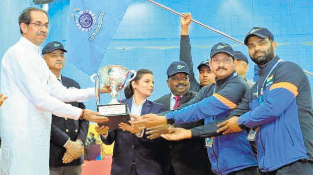 The Central Reserve Police Force men’s team get the all-round trophy from Maharashtra chief minister Uddhav Thackeray in Pune on Saturday.(HT PHOTO)