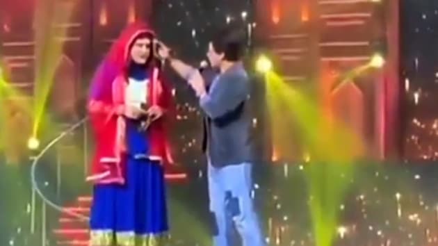 Shah Rukh Khan having fun with Krushna Abhishek on stage at Umang event.