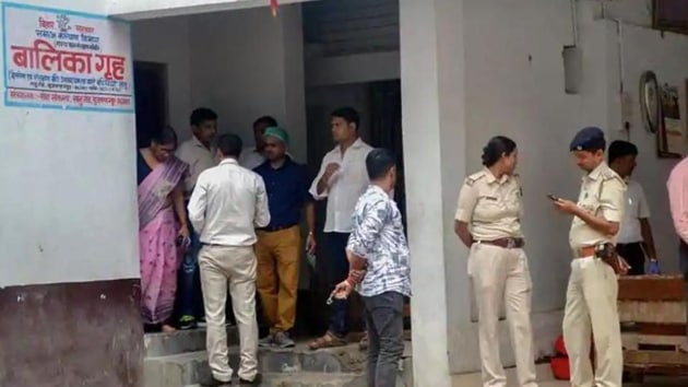 CBI officials at the Muzaffarpur shelter home, where inmates were allegedly raped.(PTI file photo)