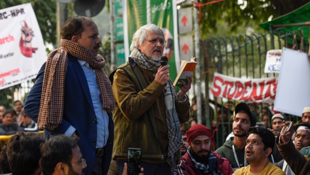 Former Lieutenant Governor of Delhi Najeeb Jung addressing anti-CAA protesters outside Jamia Millia Islamia University on Monday.(Burhan Kinu/HT Photo) Former Lieutenant Governor of Delhi Najeeb Jung addressing anti-CAA protesters outside Jamia Millia Islamia University on Monday.(Burhan Kinu/HT Photo)