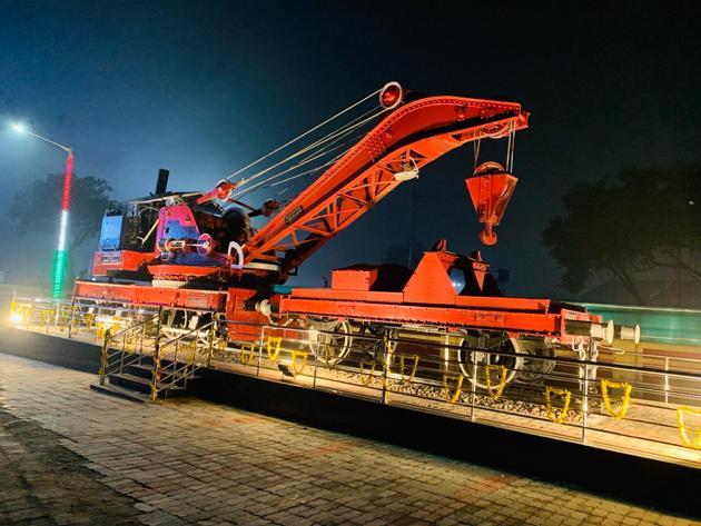 The heritage crane mounted on an enclosed platform outside the Carriage Workshop in Alambagh, Lucknow, is a huge crowd puller. (HT Photo) The heritage crane mounted on an enclosed platform outside the Carriage Workshop in Alambagh, Lucknow, is a huge crowd puller. (HT Photo)