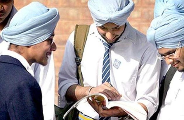 Students giving a last look to the books and notes as they appear for CBSE Board examinations in New Delhi.(HT File)