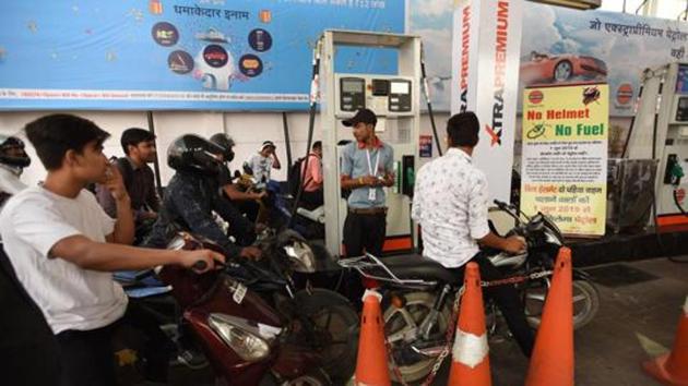 Domestic petrol and diesel prices are reviewed by oil marketing companies on a daily basis. Price revisions are implemented at the fuel stations with effect from 6 a.m.(Virendra Singh Gosain/HT Photo) Domestic petrol and diesel prices are reviewed by oil marketing companies on a daily basis. Price revisions are implemented at the fuel stations with effect from 6 a.m.(Virendra Singh Gosain/HT Photo)