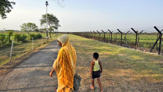 Fence at India- Bangladesh border at Benapole, in West Bengal.(Subrata Biswas / HT File Photo)