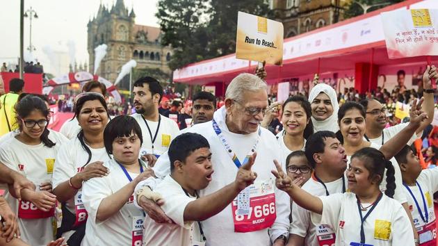 Mumbai: Lyricist and author Gulzar (C) during the Tata Mumbai Marathon 2020, in Mumbai, Sunday, Jan. 19, 2020.(PTI Photo/Shashank Parade) (PTI1_19_2020_000062A)(PTI)