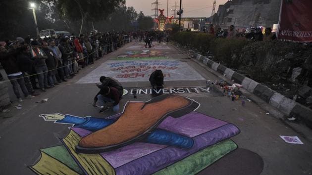 Graffiti made my students and artists as part of the ongoing protest against Citizenship Amendment Act at Shaheen Bagh in New Delhi, on Sunday.(Burhaan Kinu/HT Photo)