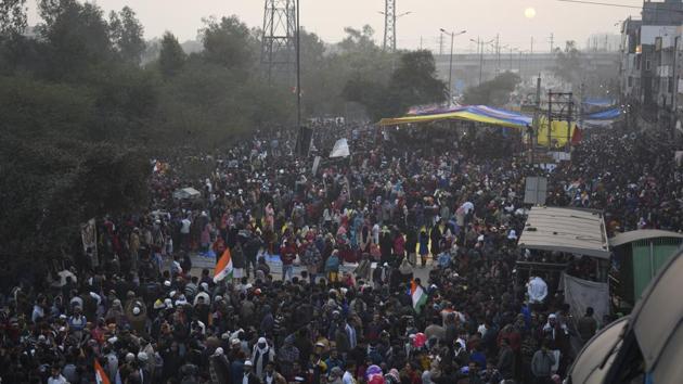 People gathered to protest against the Citizenship Amendment Act (CAA) at Shaheen Bagh, in New Delhi.(Burhaan Kinu/HT PHOTO)