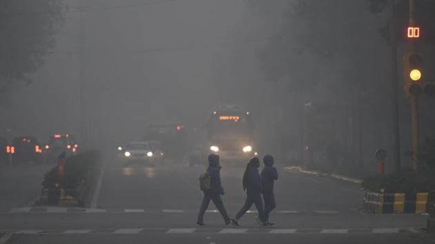 Fog engulfed the national capital a day after cloud cover led to slight rise in temperature.(Biplov Bhuyan/HT Photo)