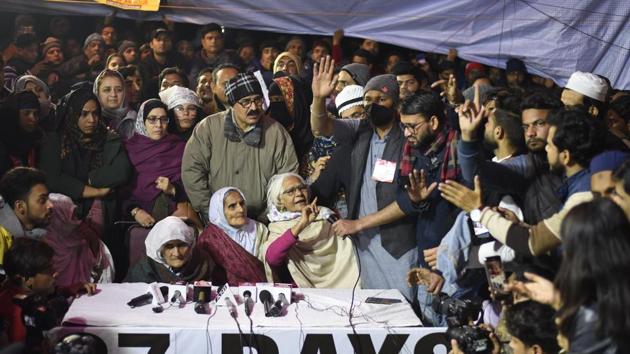 Protesters address the media during the ongoing protest at Shaheen Bagh, near Kalindi Kunj, in New Delhi.(Burhaan Kinu / Hindustan Times)
