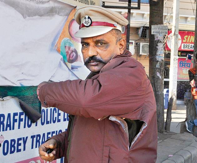 ASI Puneet Kumar showing his torn jacket in Ludhiana on Tuesday. (Harsimar Pal Singh/HT)