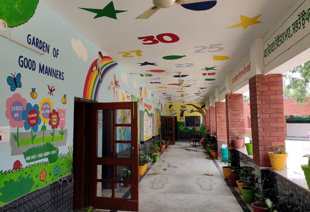 Of total 940 government primary schools in district, the education department has already converted over 700 into smart schools. (BHARAT BHUSHAN/HT) Of total 940 government primary schools in district, the education department has already converted over 700 into smart schools. (BHARAT BHUSHAN/HT)