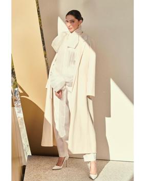 She wore an off-shite coat from The Row and white pumps by Manolo Blahnik. (INSTAGRAM)