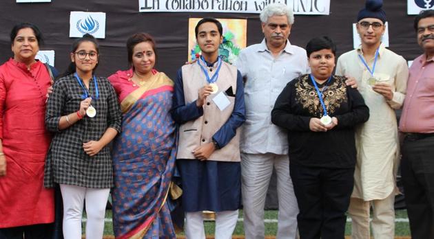 Principal Savita Arora and director Rajesh Batra felicitated the winners. (HT) Principal Savita Arora and director Rajesh Batra felicitated the winners. (HT)