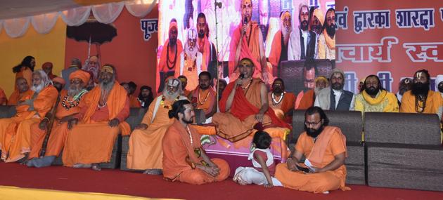 Swami Avimukteshwaranand addressing the Sant-Bhakt Sansad at the ongoing Magh Mela-2020. (HT) Swami Avimukteshwaranand addressing the Sant-Bhakt Sansad at the ongoing Magh Mela-2020. (HT)