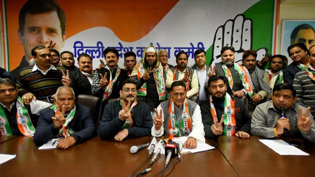 Former AAP members show victory sign as they join Congress in the presence of Delhi Pradesh Congress Committee (DPCC) President Subhash Chopra (Centre), in New Delhi on Wednesday.(Amal KS/HT Photo)