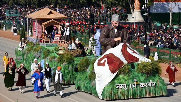 The Jammu and Kashmir tableaux, which will appear as a Union Territory this year. In this year’s parade, the Walled City of Jaipur and Gujarat’s iconic stepwell in Patan, both UNESCO world heritage, and the 550th anniversary of Sikhism founder Guru Nanak Dev will be thematically showcased among the host of tableaux. (Sonu Mehta / HT Photo) The Jammu and Kashmir tableaux, which will appear as a Union Territory this year. In this year’s parade, the Walled City of Jaipur and Gujarat’s iconic stepwell in Patan, both UNESCO world heritage, and the 550th anniversary of Sikhism founder Guru Nanak Dev will be thematically showcased among the host of tableaux. (Sonu Mehta / HT Photo)