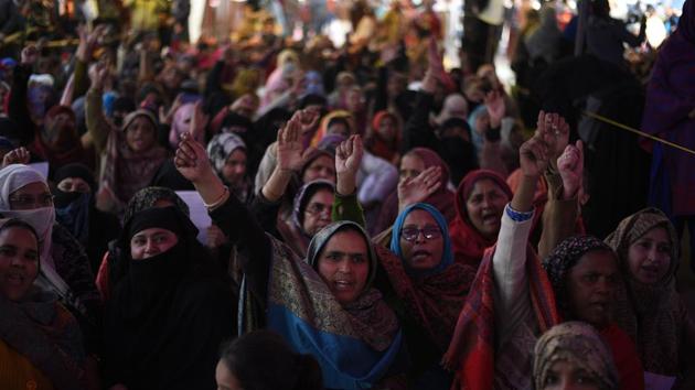 Women shout slogan during a protest against CAA at Shaheen Bagh in New Delhi. The protesters have been sitting at the site for over a month now.(Burhaan Kinu/HT Photo)