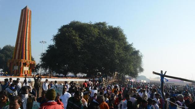 Hundreds of people visited the Vijay stambh at Bhima Koregaon in Pune, on Wednesday, January 1, 2020.(Shankar Narayan / HT Photo)