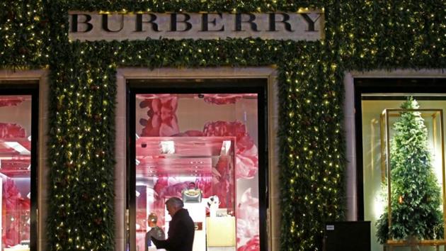 Festive lights decorate the Burberry store on New Bond Street as shoppers do Christmas shopping in central London, Britain.(Reuters)