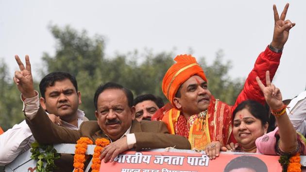 BJP candidate from Model Town Kapil Mishra along with Union Minister of Health and Family Welfare Harsh Vardhan during a road show before filing the nomination for the upcoming Delhi assembly election on January 21.(Sanchit Khanna/HT Photo)