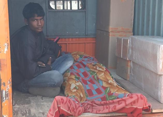 Brother-in-law Pavan Yadav with the body of passenger Rakesh Yadav, who hails from Gorakhpur and died at Pune railway station, taken to Sassoon General Hospital in a luggage tempo on Friday.(HT PHOTO) Brother-in-law Pavan Yadav with the body of passenger Rakesh Yadav, who hails from Gorakhpur and died at Pune railway station, taken to Sassoon General Hospital in a luggage tempo on Friday.(HT PHOTO)