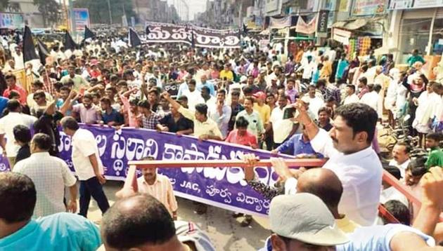 Farmers block roads in Amaravati on January 4, 2020. The Andhra Pradesh high court on Thursday directed the state government against relocating government offices from Amaravati to the proposed administrative capital, Visakhapatnam.(HT File)