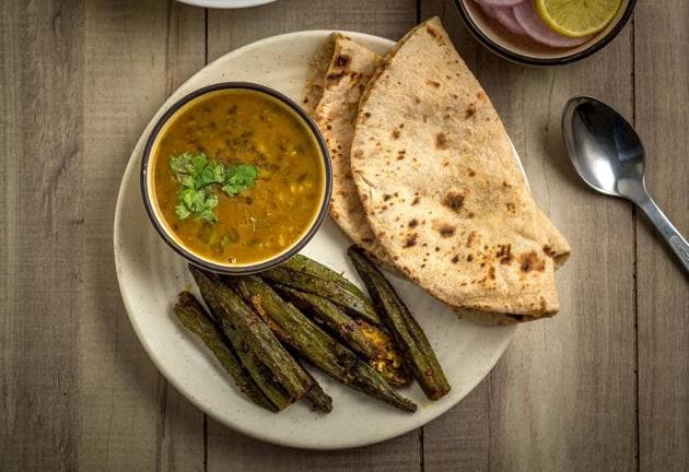 An ideal dinner should be low on fats, sugars and carbohydrates. You’re best off with soups, dalia or just rotis, sabzi and dal.(Shutterstock)