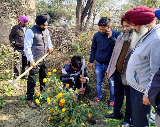 Officials demarcating land for construction of building of Government Elementary School-Gobind Nagar, which was established 50 years back, using barbed wires. (HT PHOTO) Officials demarcating land for construction of building of Government Elementary School-Gobind Nagar, which was established 50 years back, using barbed wires. (HT PHOTO)