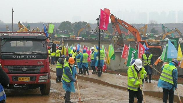 Workers clear the way at the construction site where the new hospital is being built to treat patients of a new coronavirus. (REUTERS Photo) Workers clear the way at the construction site where the new hospital is being built to treat patients of a new coronavirus. (REUTERS Photo)