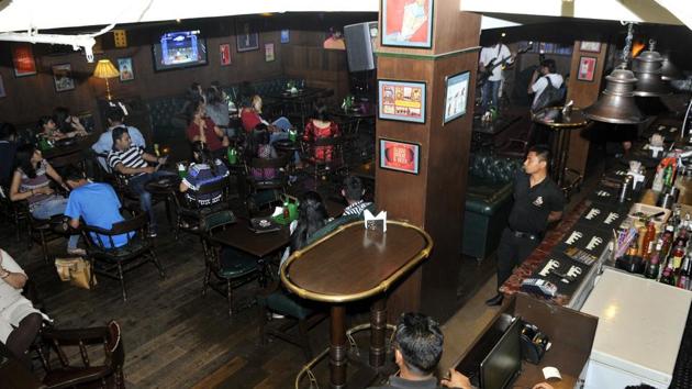 While eateries in Mumbai’s gated communities may stay open all night, alcohol sale and consumption after 1.30am remain prohibited. (HT File / Representational Photo) While eateries in Mumbai’s gated communities may stay open all night, alcohol sale and consumption after 1.30am remain prohibited. (HT File / Representational Photo)