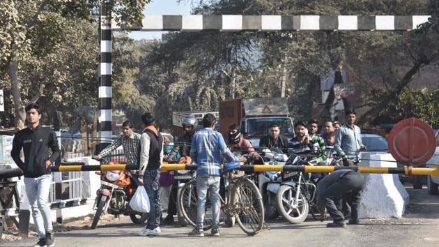 The men tried to barge inside their vehicle and made obscene gestures. They also hurled stones at their vehicle and tried to pull the couple out. They fled after some locals came to the couple’s help. (HT File / Photo used for representational purpose only) The men tried to barge inside their vehicle and made obscene gestures. They also hurled stones at their vehicle and tried to pull the couple out. They fled after some locals came to the couple’s help. (HT File / Photo used for representational purpose only)