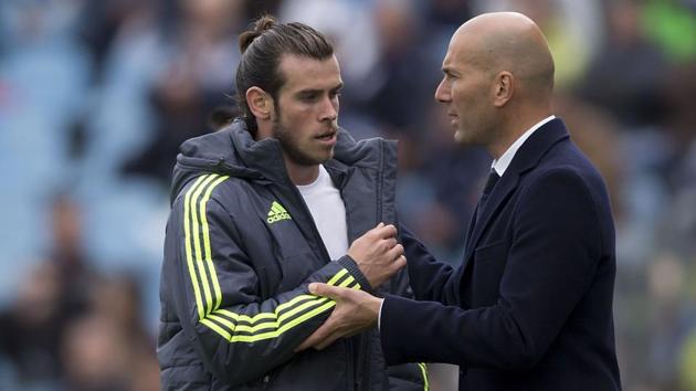 Gareth Bale (L) of Real Madrid CF clashes hands with his head coach Zinedine Zidane.(Getty Images) Gareth Bale (L) of Real Madrid CF clashes hands with his head coach Zinedine Zidane.(Getty Images)