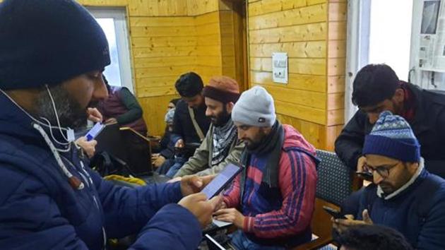 After more than five months, mobile internet and broadband is being restored in Kashmir from Saturday.(HT Photo)