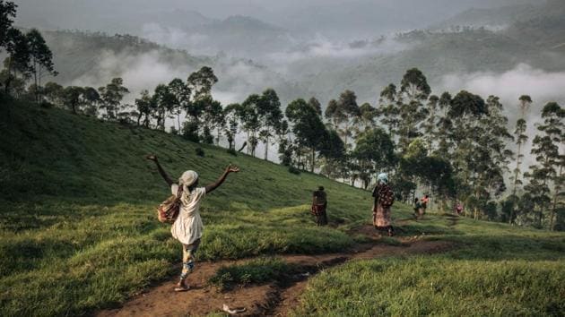 A group of women descend the hills of Masisi, Democratic Republic of the Congo at dawn. Since late 2019, a cholera epidemic has been affecting internally displaced people (IDPs) in the Masisi territory, who are fleeing fighting between armed groups. (Alexis Huguet / AFP) A group of women descend the hills of Masisi, Democratic Republic of the Congo at dawn. Since late 2019, a cholera epidemic has been affecting internally displaced people (IDPs) in the Masisi territory, who are fleeing fighting between armed groups. (Alexis Huguet / AFP)