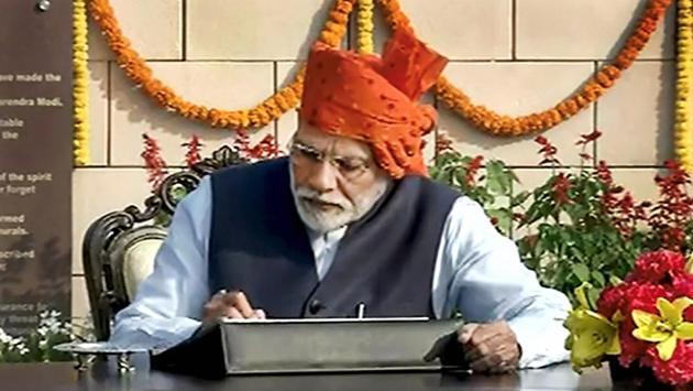 **EDS: TV GRAB** New Delhi: Prime Minister Narendra Modi signs the visitor’s book after paying tribute at the National War Memorial near India Gate on the occasion of the 71st Republic Day, in New Delhi, Sunday, Jan. 26, 2019. (DD NEWS/PTI Photo)(PTI1_26_2020_000048B) (PTI) 