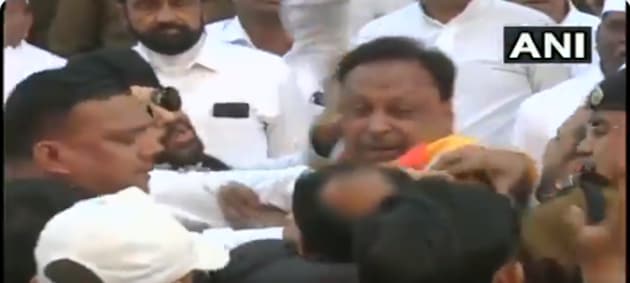 On cam, Congress leaders come to blows in Indore during R-Day ...