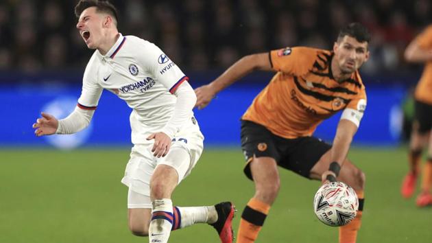 Chelsea's Mason Mount, left, reacts to a challenge from Hull City's Eric Lichaj.(AP)