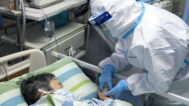 In this Friday, Jan. 24, 2020, photo released by China's Xinhua News Agency, a medical worker attends to a patient in the intensive care unit at Zhongnan Hospital of Wuhan University.(Photo: AP) In this Friday, Jan. 24, 2020, photo released by China's Xinhua News Agency, a medical worker attends to a patient in the intensive care unit at Zhongnan Hospital of Wuhan University.(Photo: AP)