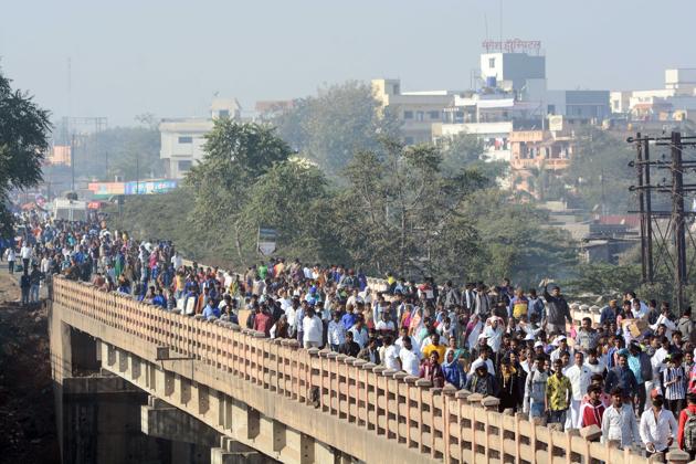 People visit Vijay stambh walk on the bridge over the river Bhima of Bhima Koregaon in Pune, on Wednesday, January 1, 2020.(Photo by Shankar Narayan/HT PHOTO) People visit Vijay stambh walk on the bridge over the river Bhima of Bhima Koregaon in Pune, on Wednesday, January 1, 2020.(Photo by Shankar Narayan/HT PHOTO)