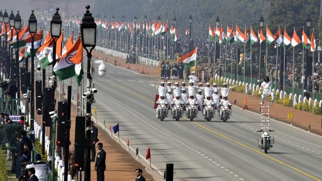 The women bikers wowed the audience with several daredevil stunts and concluded by forming a human pyramid of 21 personnel on five motorcycles. (Sonu Mehta / HT Photo)