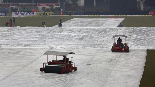 Ground staff work to dry the pitch and field following a light rain at Gaddafi stadium, in Lahore.(AP) Ground staff work to dry the pitch and field following a light rain at Gaddafi stadium, in Lahore.(AP)