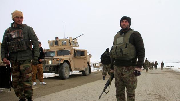 Afghan National Army forces go towards the site of an airplane crash in Deh Yak district of Ghazni province, Afghanistan January 27, 2020.(REUTERS) Afghan National Army forces go towards the site of an airplane crash in Deh Yak district of Ghazni province, Afghanistan January 27, 2020.(REUTERS)