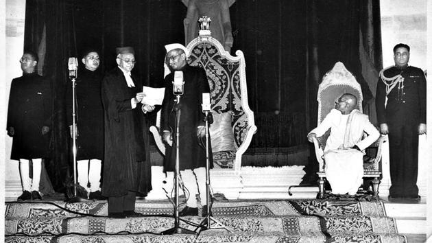 Chief Justice HJ Kania Administering the Oath of office Rajendra Prasad first President of the republic of India in the Durbar Hall Rashtrapati Bhavan.(HT Photo)