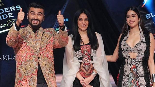 Janhvi Kapoor, Arjun Kapoor walk ramp for Anamika Khanna.(INSTAGRAM)