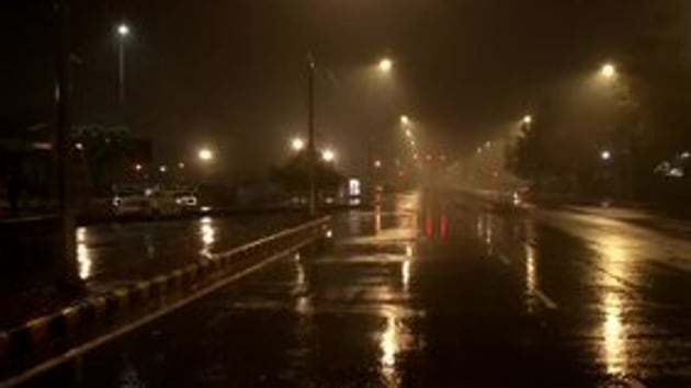 Rain lashed parts of Delhi on Tuesday.(ANI Twitter)